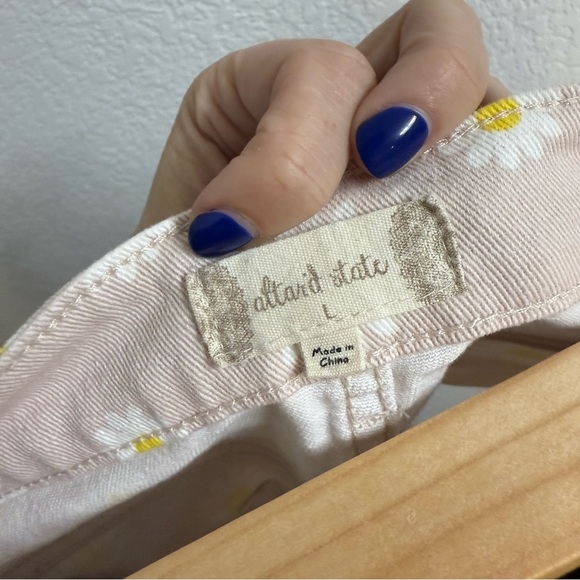 Altar’d State Pink Daisy Shorts Size Large - Picture 3 of 4